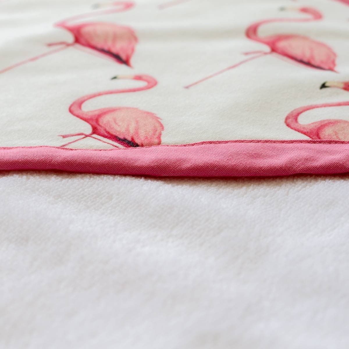 Capucha de la toalla de bebe de LokitosKids con dibujos de flamenco y un borde rosa pastel